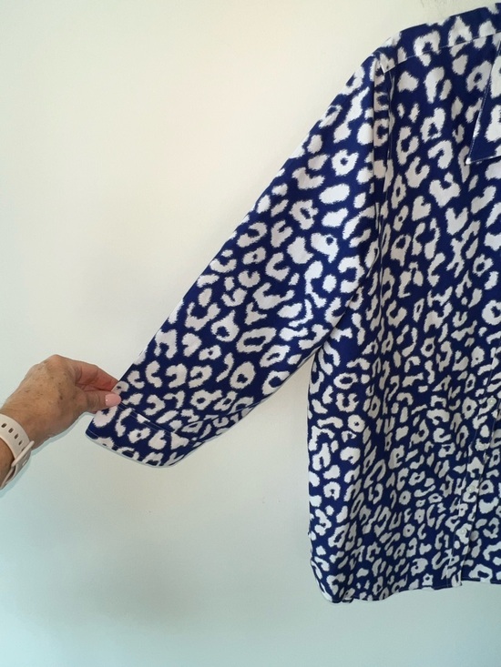 Chico's blue and white animal print button-down no iron blouse 3/4 sleeves 3(XL) - Picture 2 of 7
